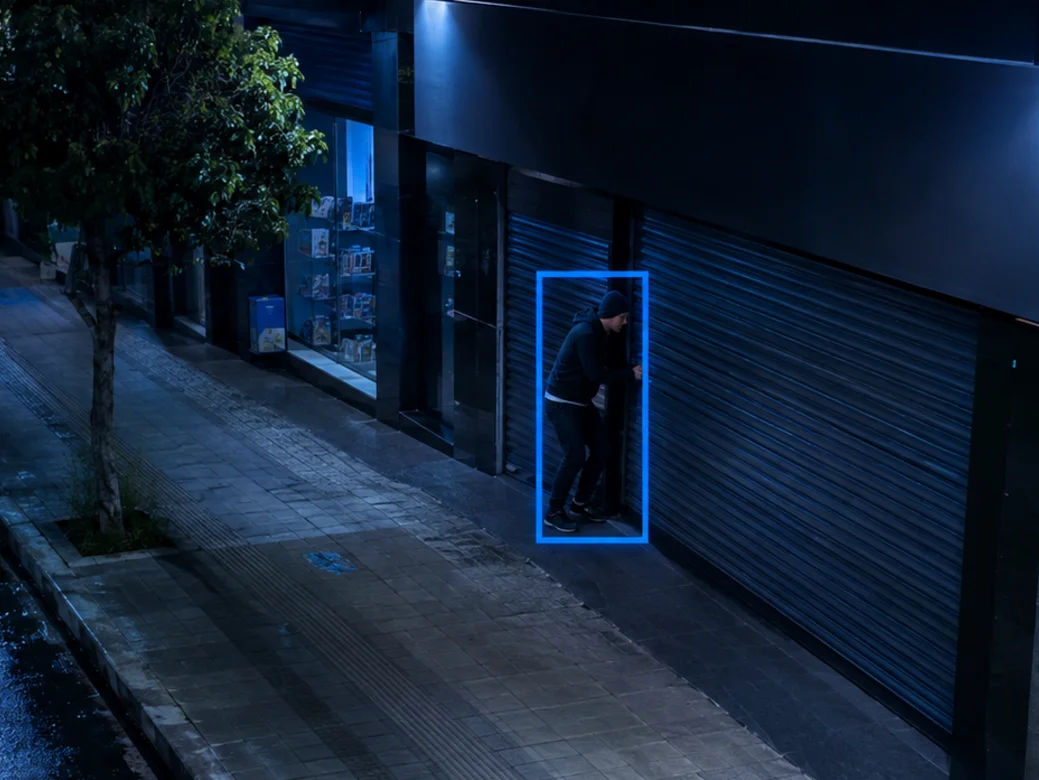 Feed de câmera de monitoramento em uma loja, com uma pessoa sendo detectada pela inteligência artificial da Laive.